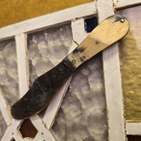udskaaret-naturhorn-smoere-kniv-gammel-svensk